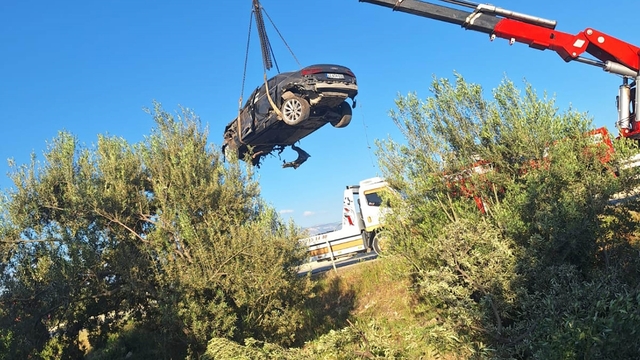 Hurdaya dönen araçtan yaralı kurtuldu