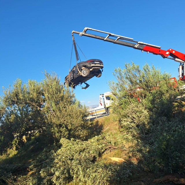 Hurdaya dönen araçtan yaralı kurtuldu