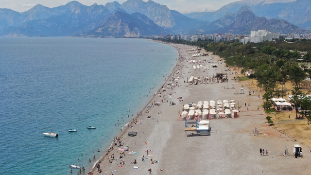Dünyaca ünlü sahil 19 Mayıs'ta doldu taştı
Sahilde Atatürk posterli Türk bayrağı açılan paramotorlar bayram coşkusuna renk kattı