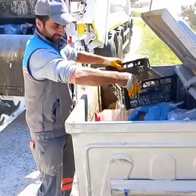 Çöp konteynerine atılan kaplumbağa kurtarıldı