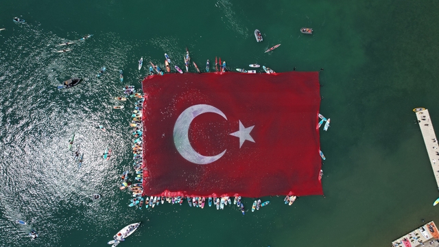Sapanca Gölü'nde tüyleri diken diken eden görsel şölen
Sapanca Gölü'nde 100 dalgıç bin 923 metrekarelik Türk bayrağı açtı