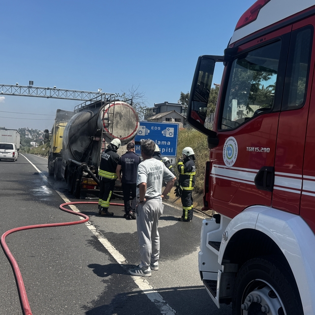 Tekirdağ'da çimento yüklü kamyon itfaiyenin müdahalesiyle söndürüldü