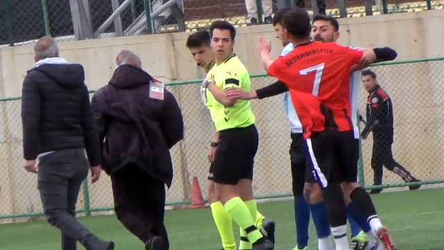 Hakeme yumruk atan futbolcunun takımı, hükmen mağlup sayıldı