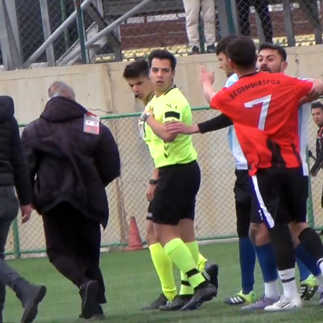 Hakeme yumruk atan futbolcunun takımı, hükmen mağlup sayıldı