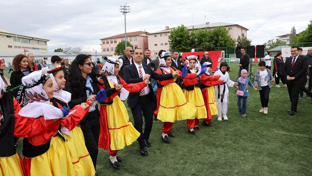 Vali Taşolar Kafkas oynadı, halay çekti