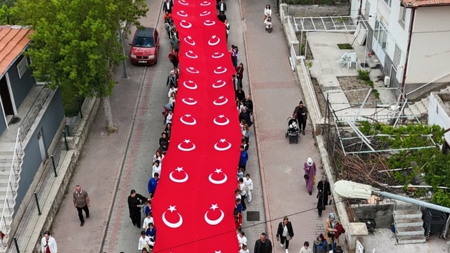 Nevşehir'de 135 metrelik Türk bayrağı ile 19 Mayıs yürüyüşü
