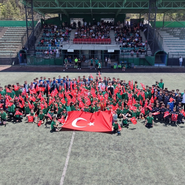 Çayırova'da 19 Mayıs coşkusu yeşil sahaya taşındı