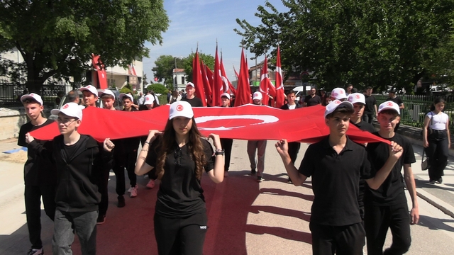 Edirne'de 19 Mayıs coşkusu: Bayrağını alan kutlama alanına koştu