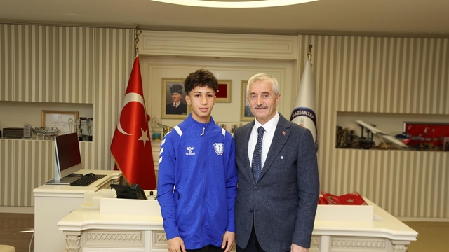 U17 Avrupa Şampiyonası'nda Muhammed Gölha'dan gümüş madalya