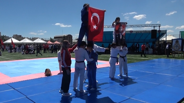 19 Mayıs'ta bayrak heyecanı