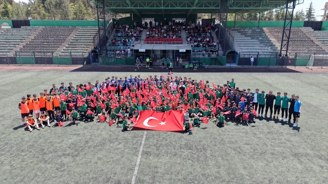 Çayırova'da 19 Mayıs coşkusu yeşil sahaya taşındı