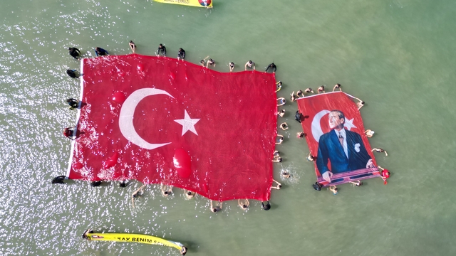 Hatay'da denizde 138 metrekarelik Türk bayrağı açıldı