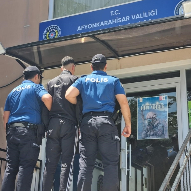 Polis, bıçaklı saldırganı kıskıvrak yakaladı