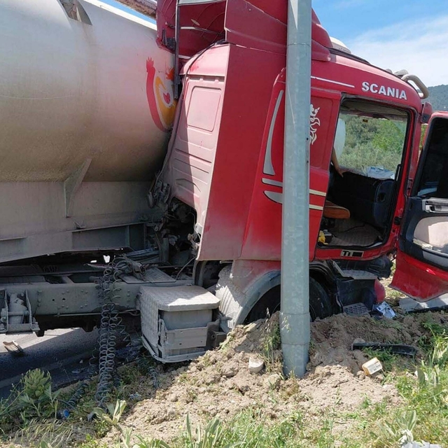 TIR elektrikli bisiklete çarptı, aynı aileden 1 kişi öldü, 4 kişi yaralandı
