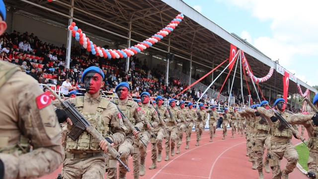 Komandolardan 19 Mayıs'a özel nefes kesen gösteri