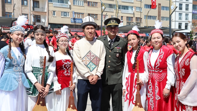 19 Mayıs festivalinde Kırgız ekibinin kıyafetleri ve müzikleri hayran bıraktı