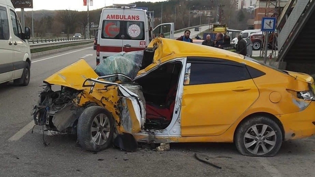 Üst geçit direğine çarpan otomobilin sürücüsü 71 gün sonra hayatını kaybetti