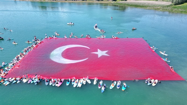 Sapanca Gölü'nde 19 Mayıs'ta, 1923 metrekarelik Türk bayrağı açıldı