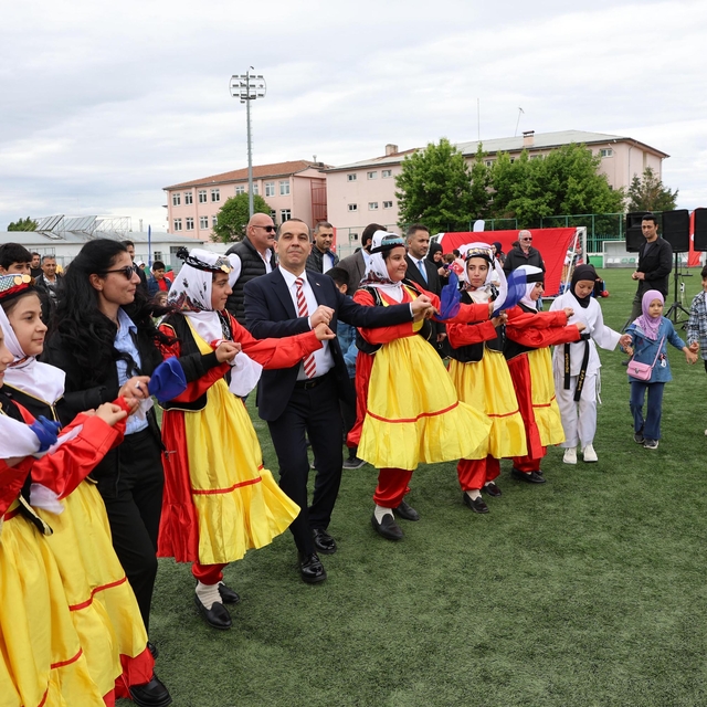 Iğdır Valisi Taşolar, gençlerle Kafkas oyunu oynadı, halay çekti