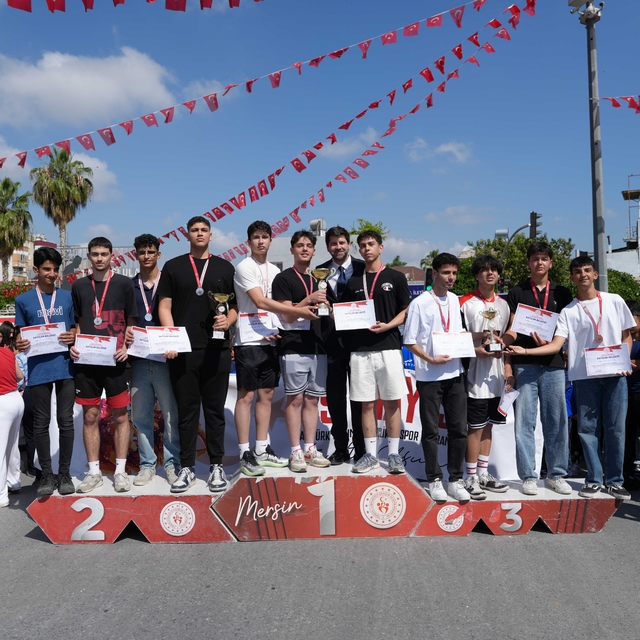 Tarsus'ta 19 Mayıs coşkusu, genç sporcular ödüllendirildi