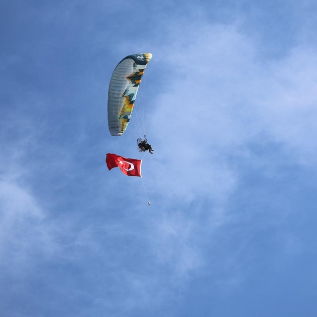 Nazilli'de 19 Mayıs coşkusu sokaklara taştı
Türk bayraklı paramotor gösteri...