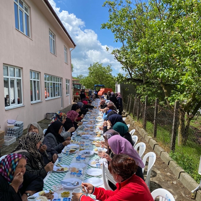Karesi'de geleneksel hayır yemeğine 2 bin kişi katıldı