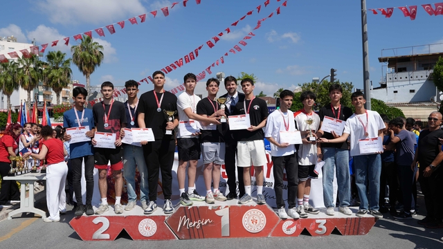 Tarsus'ta 19 Mayıs coşkusu, genç sporcular ödüllendirildi