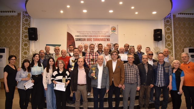 Atakum'da briç turnuvası düzenlendi