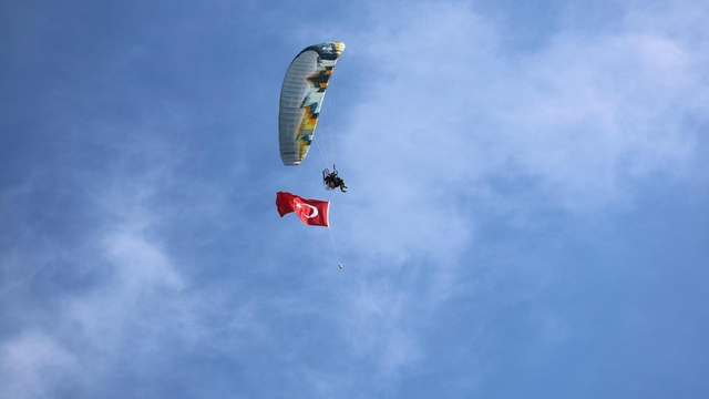 Nazilli'de 19 Mayıs coşkusu sokaklara taştı
Türk bayraklı paramotor gösterisi alkış topladı