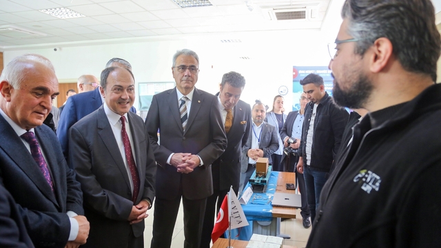 Özdemir: "Meslek liselerine ilgi artıyor"
Sivas Ticaret ve Sanayi Odası (STSO) Yönetim Kurulu Başkanı Zeki Özdemir, meslek liselerine olan ilginin her geçen gün arttığını ve velilerin artık çocuklarını bu okullara yazdırmak için yoğun çaba sarf ettiğini söyledi