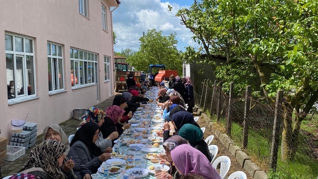 Karesi'de geleneksel hayır yemeğine 2 bin kişi katıldı