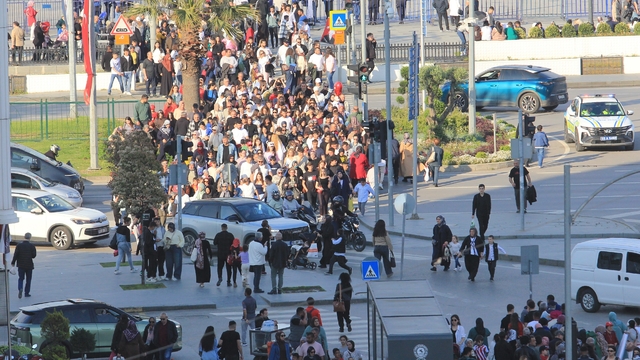Samsun'da uçak gösterisi yoğunluğu
10 binler sokağa aktı, şehir kilitlendi
