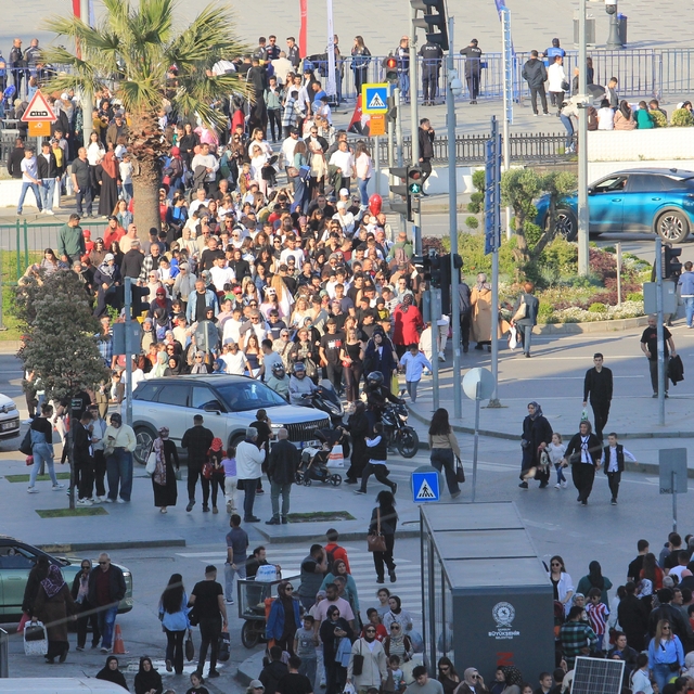 Samsun'da uçak gösterisi yoğunluğu
10 binler sokağa aktı, şehir kilitlendi