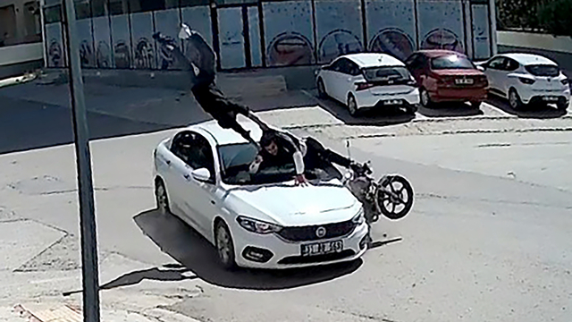 Kavşakta otomobile çarpan motosiklettekiler takla atıp, asfalt zemine düştü