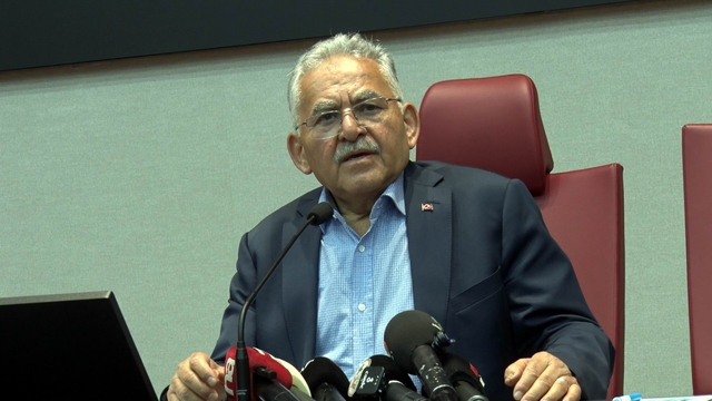 Memduh Büyükkılıç: "Kayserispor bizim en önemli değerimiz"
Kayseri Büyükşehir Belediye Başkanı Memduh Büyükkılıç:
"Mevcut durumu kabulleneceğiz, tekrar Süper Lig'e nasıl çıkarızın sorumluluk anlayışı içerisinde yol alacağız"
