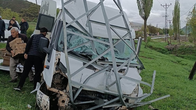 Yolcu minibüsü direğe çarptı: 11 yaralı