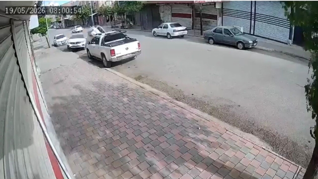 Siverek'te park halindeki araca çarpan otomobil yan yattı