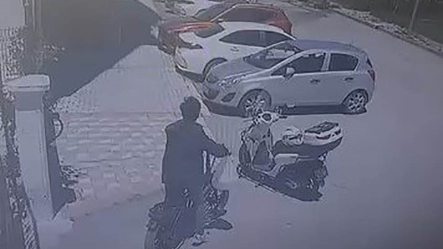 Motosiklet üzerinde duran kaskı çaldı: O anlar kamerada