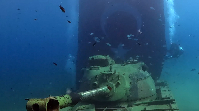 Saros'ta dalgıçlar tank batığına dalıp, Türk bayrağı açarak 19 Mayıs'ı kutladı