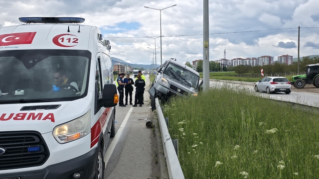 Amasya'da bariyerin üstüne çıkan  hafif ticari araçtaki 2 kişi yaralandı
