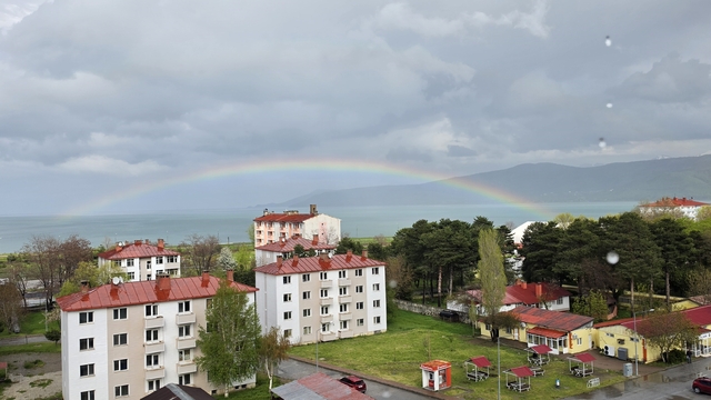 Van Gölü üzerinde gökkuşağı şöleni
