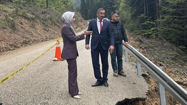 Kastamonu'da heyelan nedeniyle köy yolunun bir bölümü çöktü