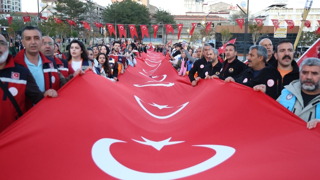 Elazığ'da 100 metrelik Türk bayrağıyla fener alayı düzenlendi