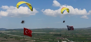 Pilotlar gökyüzünde Türk bayrağı açarak 19 Mayıs Atatürk'ü Anma Gençlik ve...