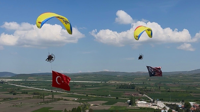 Pilotlar gökyüzünde Türk bayrağı açarak 19 Mayıs Atatürk'ü Anma Gençlik ve Spor Bayramı'nı kutladı