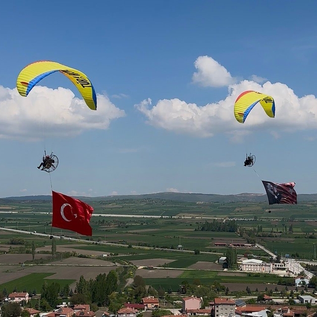 Pilotlar gökyüzünde Türk bayrağı açarak 19 Mayıs Atatürk'ü Anma Gençlik ve...