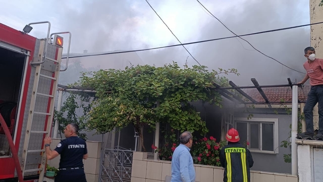 Çan'da alevlere teslim olan ahşap ev kullanılmaz hale geldi
