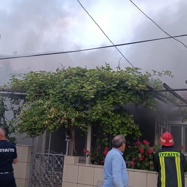 Çan'da alevlere teslim olan ahşap ev kullanılmaz hale geldi