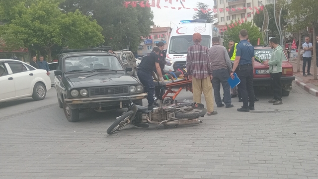 Gediz'de otomobil ile motosiklet çarpıştı, 2 kardeş yaralandı