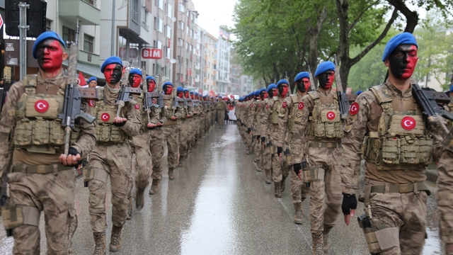 Sağanak altında gençlik yürüyüşü